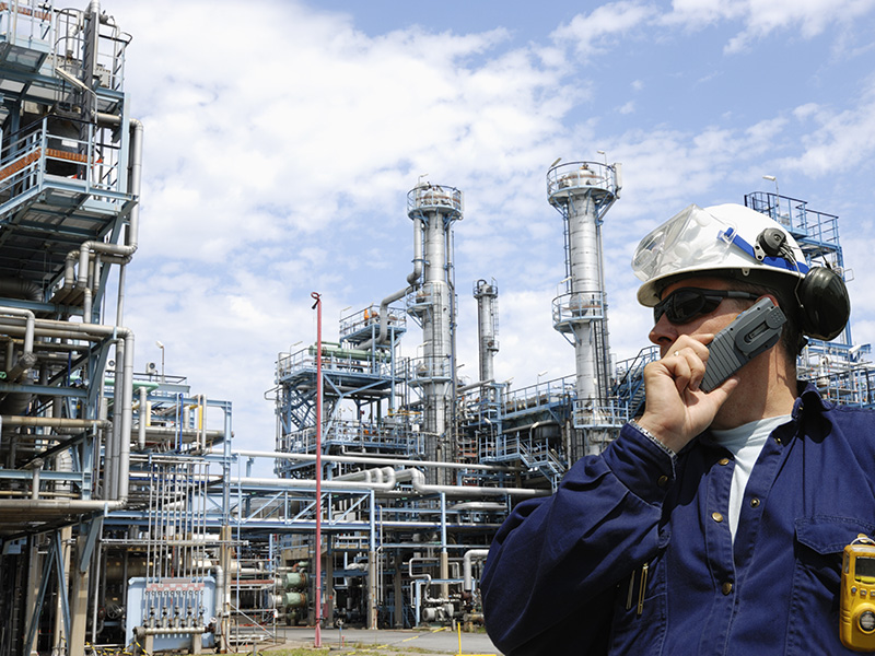 Techniker bei der Arbeit an einer Industrieanlage